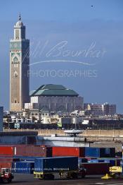 Image du Maroc Professionnelle de  Le port et la ville de Casablanca au premier plan les cales du môle Tariq et les quais pour conteneurs gérés par les services de l'ODEP, au fond la mosquée Hassan II avec son le plus haut minaret du monde. 31 Décembre 2003. (Photo / Abdeljalil Bounhar)